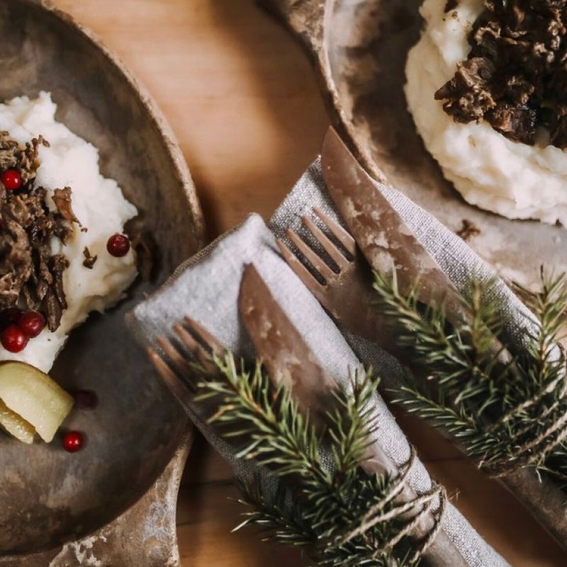 Kolmen ruokalajin illallinen iltaohjelmissa